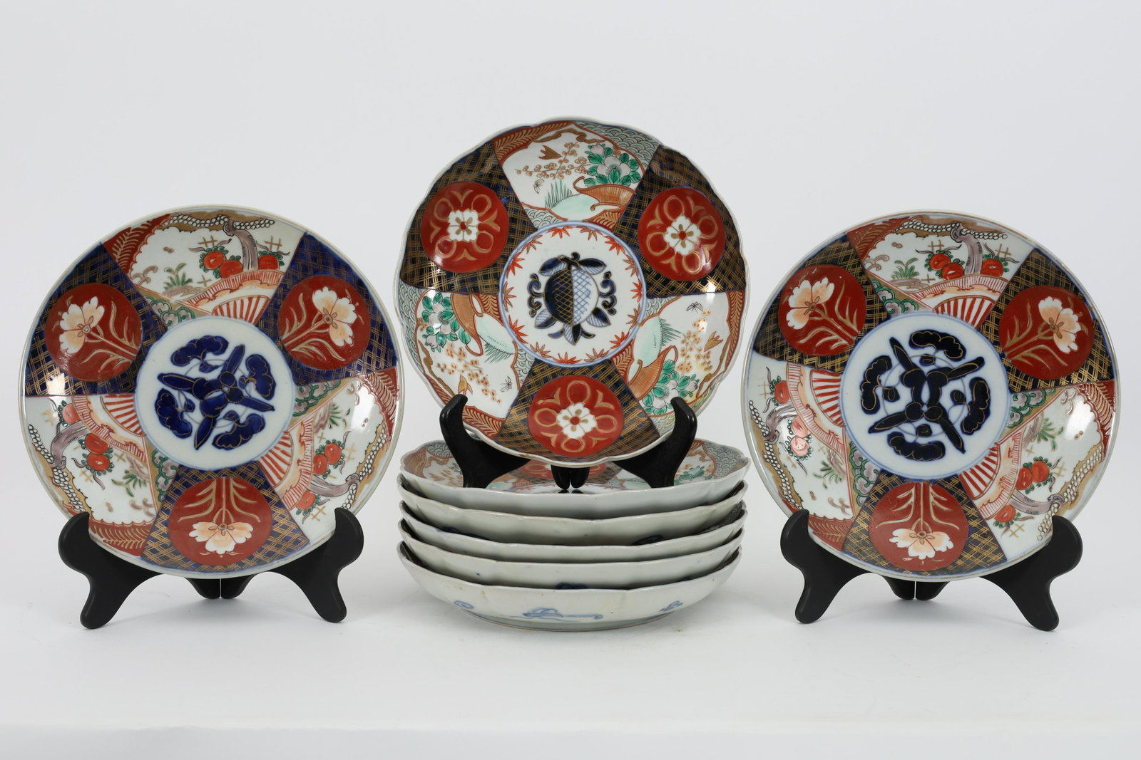 Lot Signed Antique Japanese Imari Scalloped Plates: Lot of 8 Antique Japanese Imari Scalloped / Shaped Plates. 6 Plates scalloped. One chip to rim. Signed. 9.5 inches diameter.