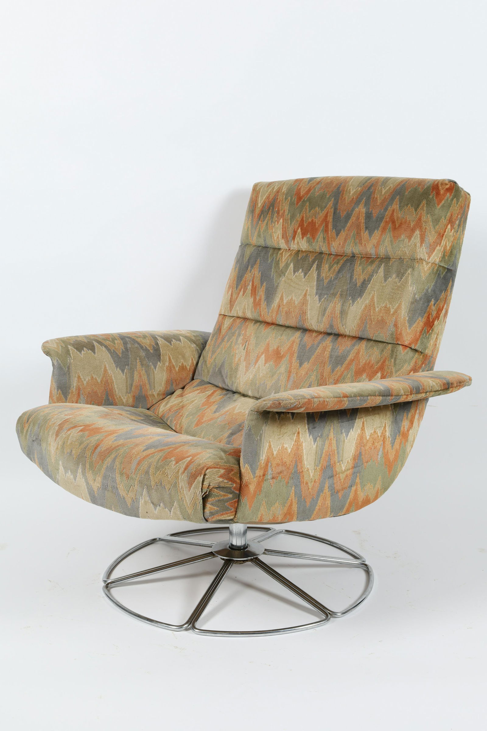 Mid Century Modern Selig Chrome Swivel Chair: Mid Century Modern Selig Swivel Chair on Chrome base. 35 W x 27 inches deep x 35 H, seat height 16 inches.