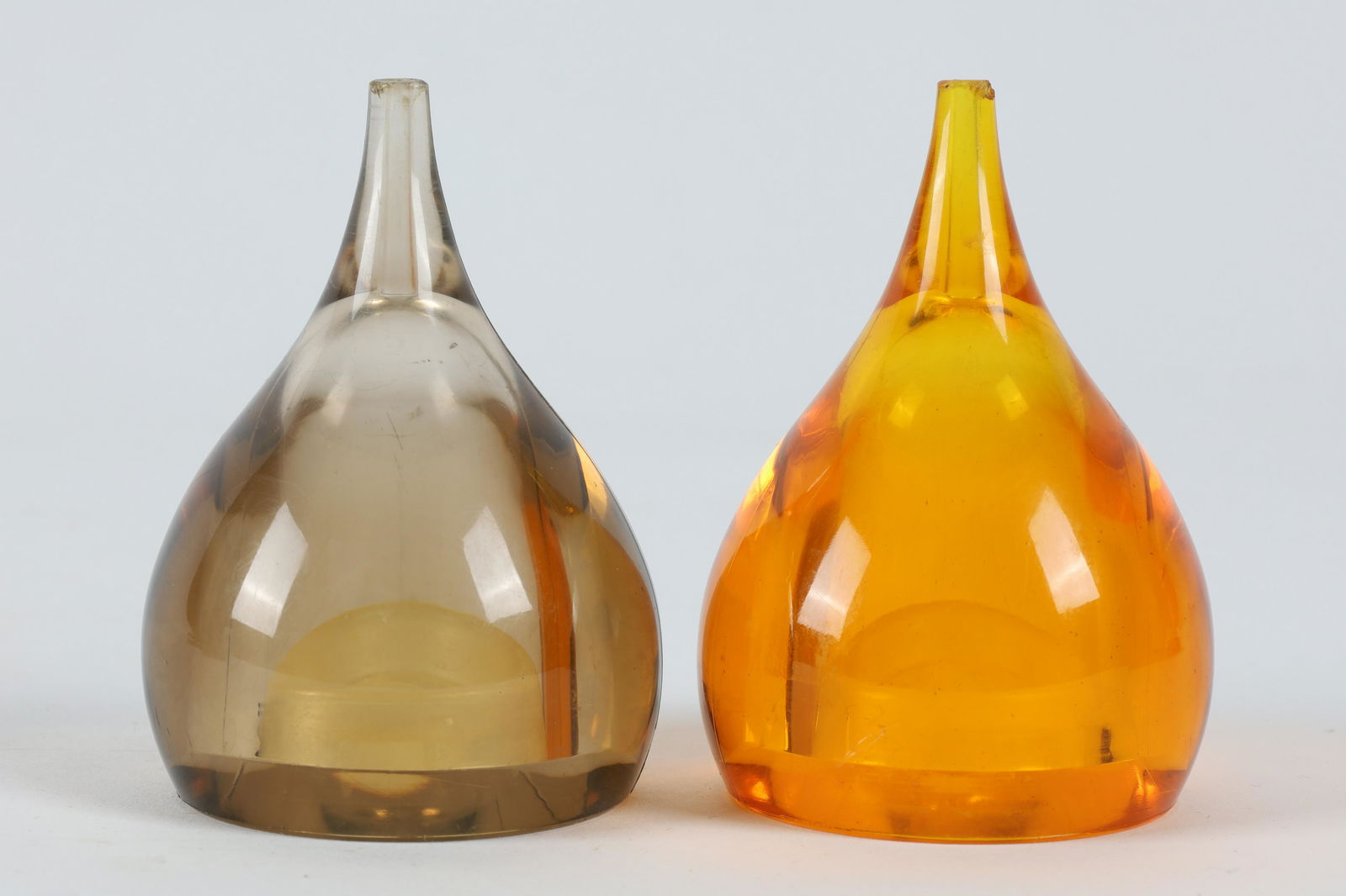 Mid Century Guzzini Lucite Salt Pepper Shakers: Mid Century Modern Guzzini Acrylic Lucite Teardrop Salt and Pepper Shakers by Luigi Massoni. 3 inches H.