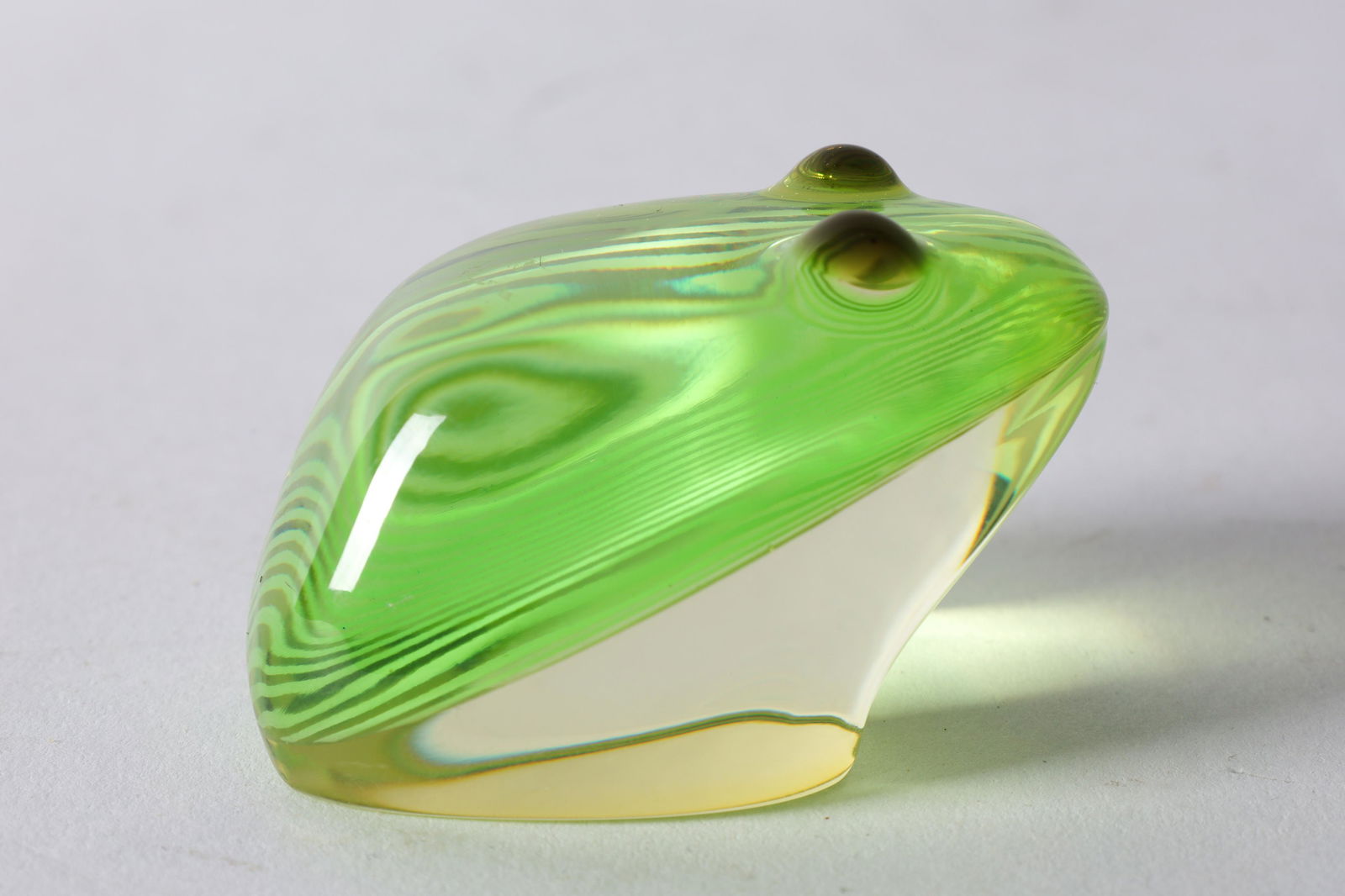 Mid Century Abraham Palatnik Brazil Lucite Frog: Mid Century Modern 1960s Abraham Palatnik Brazil Lucite Frog. Measures 1.5 H x 2.5 L x 1.25 inches W.