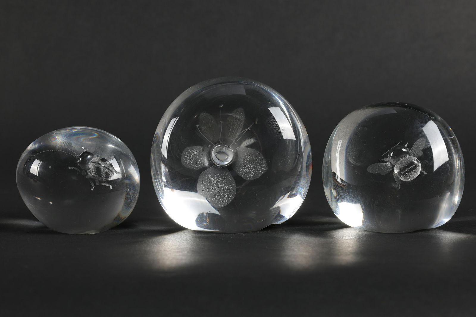 Collection Mats Jonasson Studio Glass Paperweights (1 of 7)