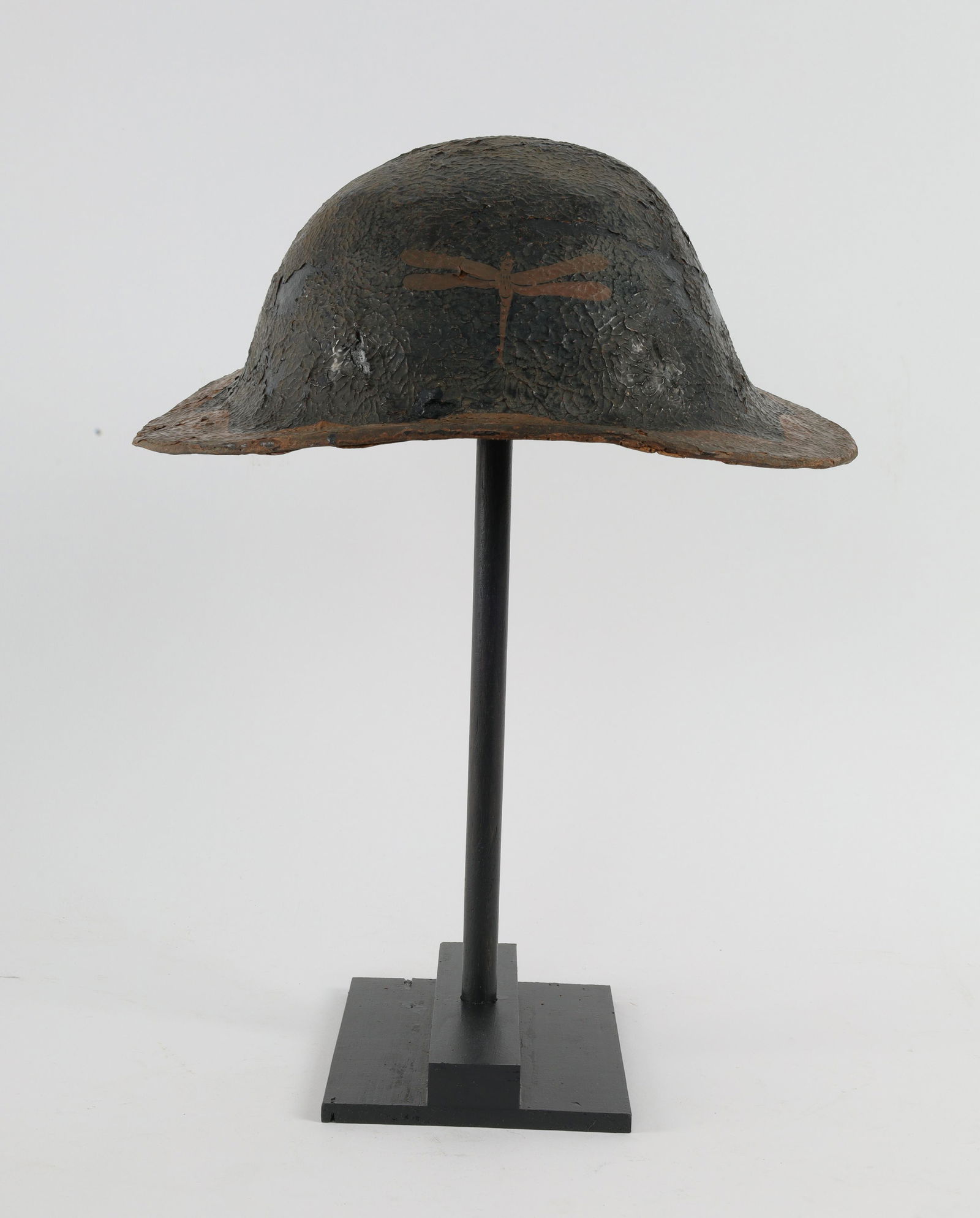 Japanese Edo Period Jingasa with Christian symbols: A beautiful jingasa, from Edo period. The dragonfly on the front is an important samurai symbol because this insect always moves forward, like the samurai on the battlefield. The inside is lacquered r