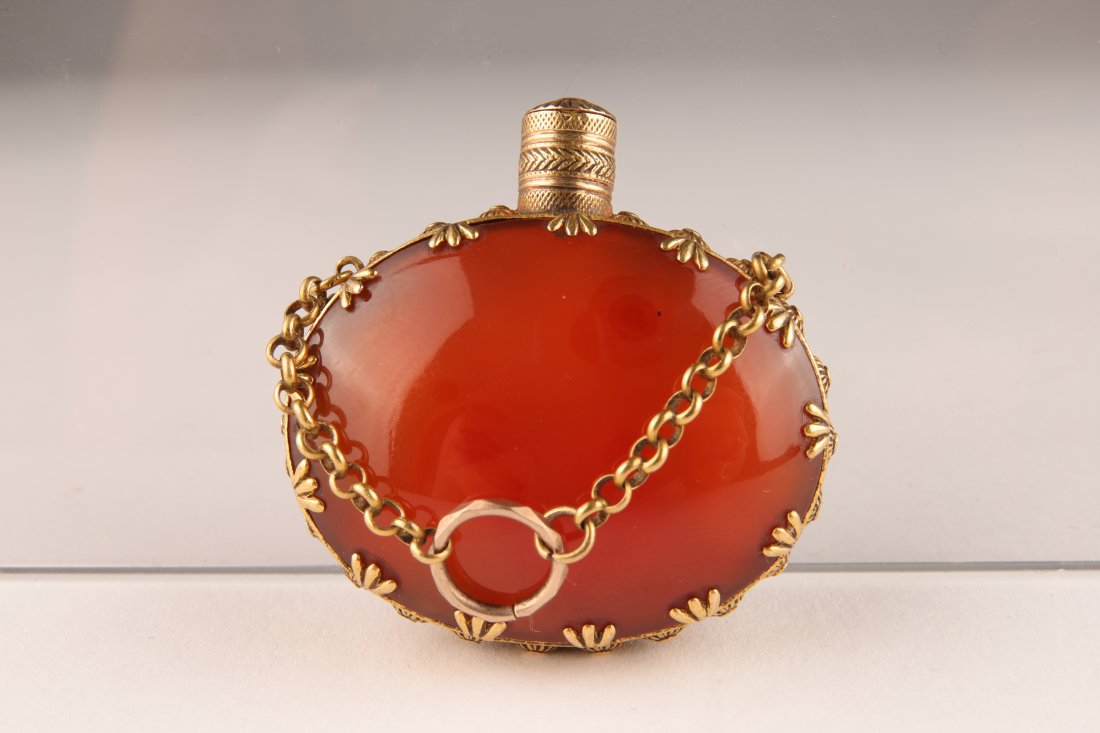 14K Gold and Carnelian Snuff Bottle Pendant: 14K Gold and Carnelian Snuff Bottle Pendant. 1.25 inches W x 2 H including hanging mechanism.