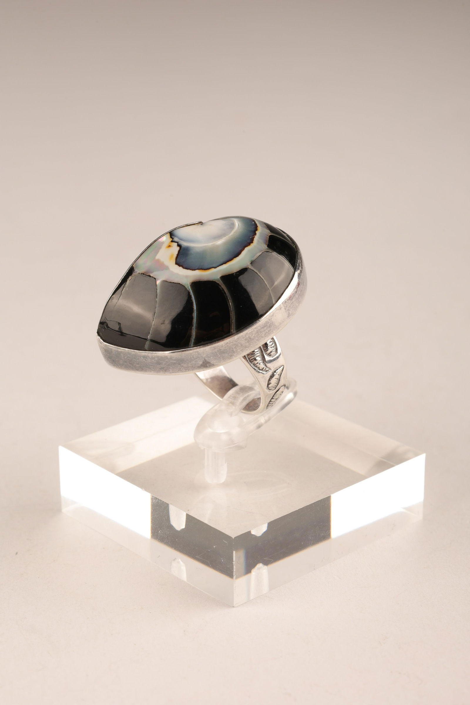 Vintage Wilbur Wauneka Navajo Sterling Shell Ring (1 of 7)