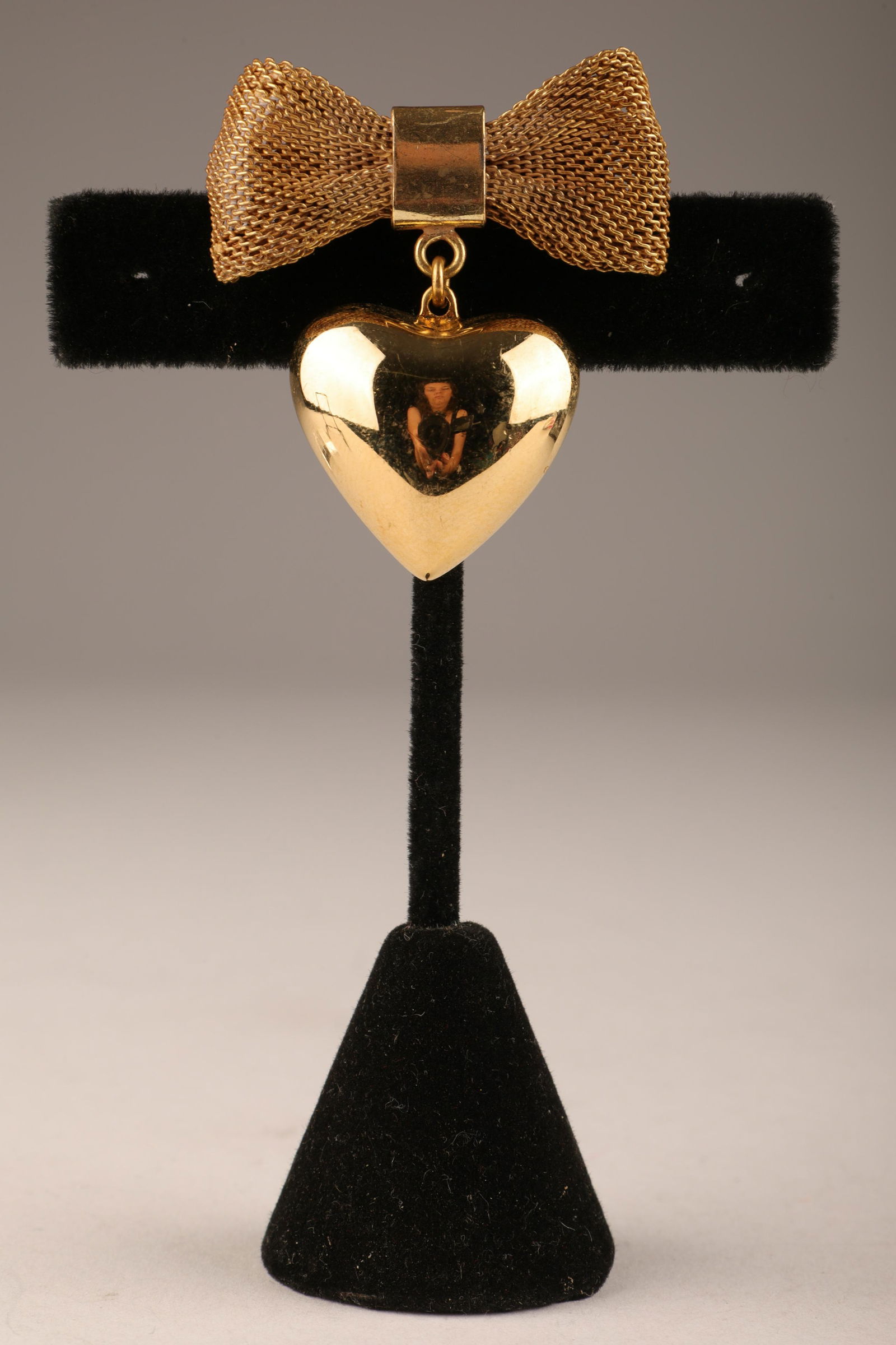 Miriam Haskell Gold Tone Bow / Heart Brooch: Miriam Haskell Gold Tone Mesh Bow and Dangle Heart Brooch. Signed on back. 1.5 inches W x 2 H.