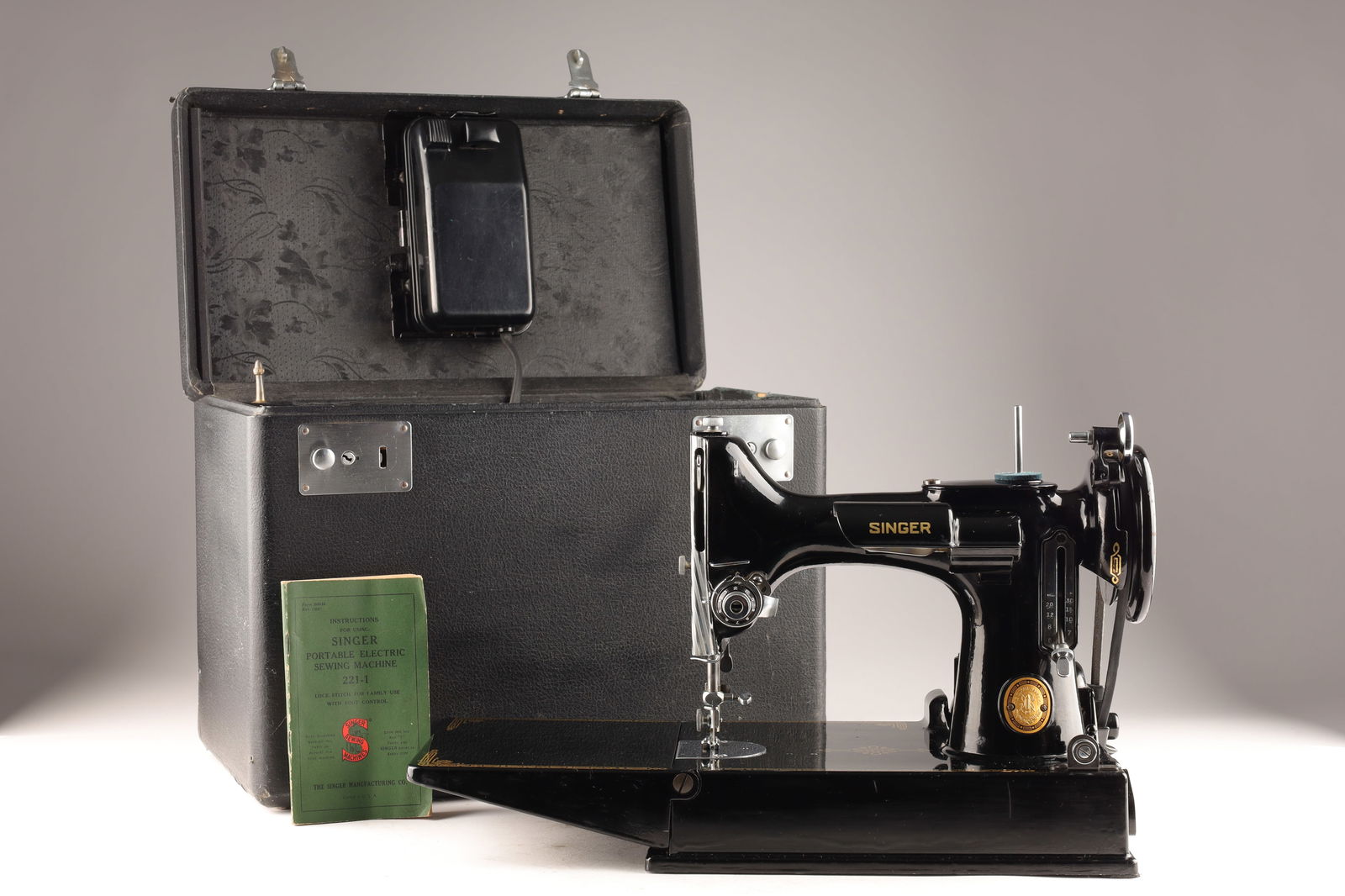 1952 Singer 221-1 Featherweight Sewing Machine (1 of 11)
