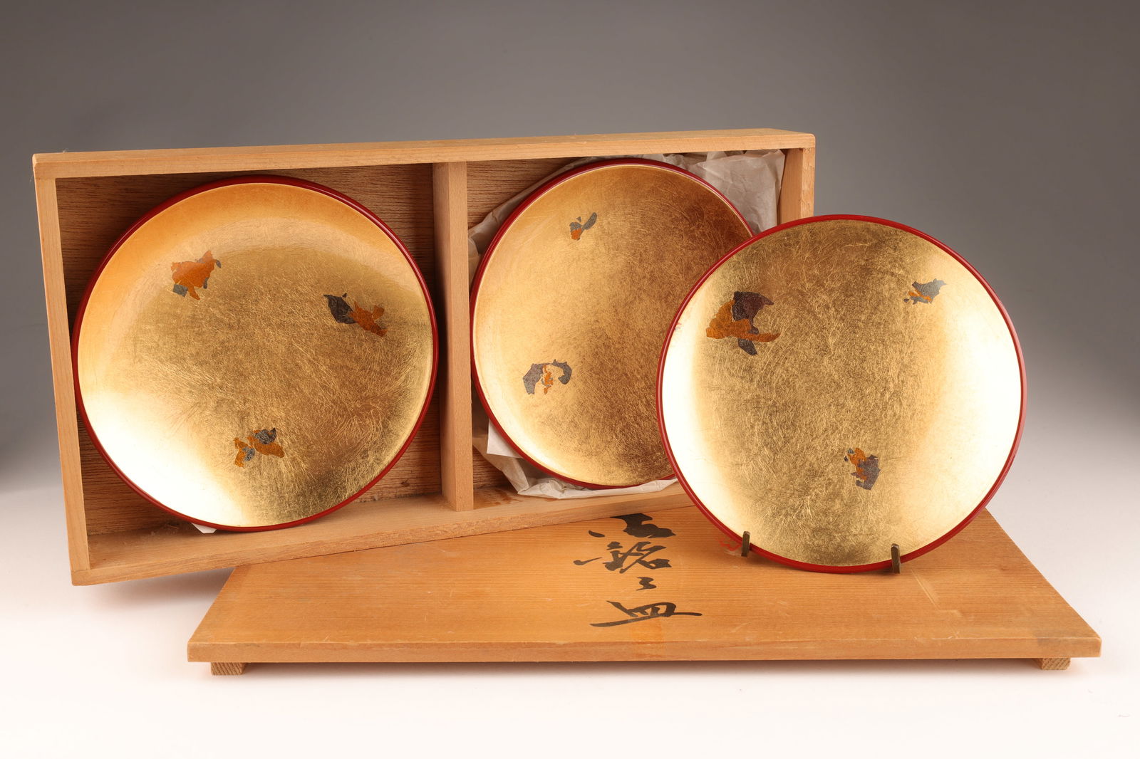 Japanese Set of 5 Gilt Red Lacquer Plates in Box (1 of 7)