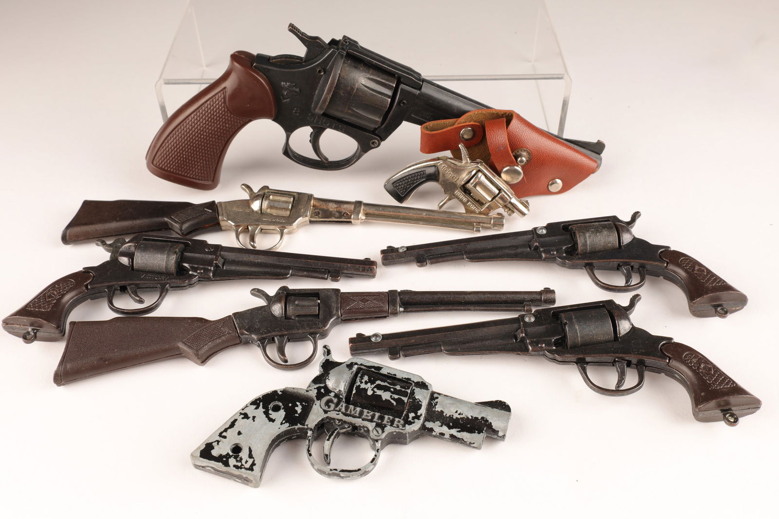 Collection of Vintage Toy Cap Guns: Collection of Vintage Toy Cap Guns. Pew, pew, pew!! The Midget, The Gambler, Fort Laramie, Victory x 3, 8 Shot (is damaged). Guns vary in length from 7" to 2". With caps!