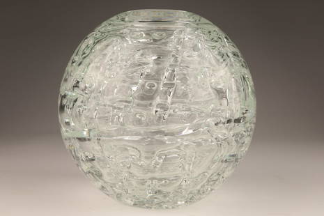 MCM Frantisek Vizner Beranek Skrdlovice Ice Vase: Mid Century Modernist Frantizek Vizner (1936-2011) for Beranek Skrdlovice Czechoslovakia art glass handblown globular shaped vase the inside set with a cased freeform bubble motif resembling ice, circ