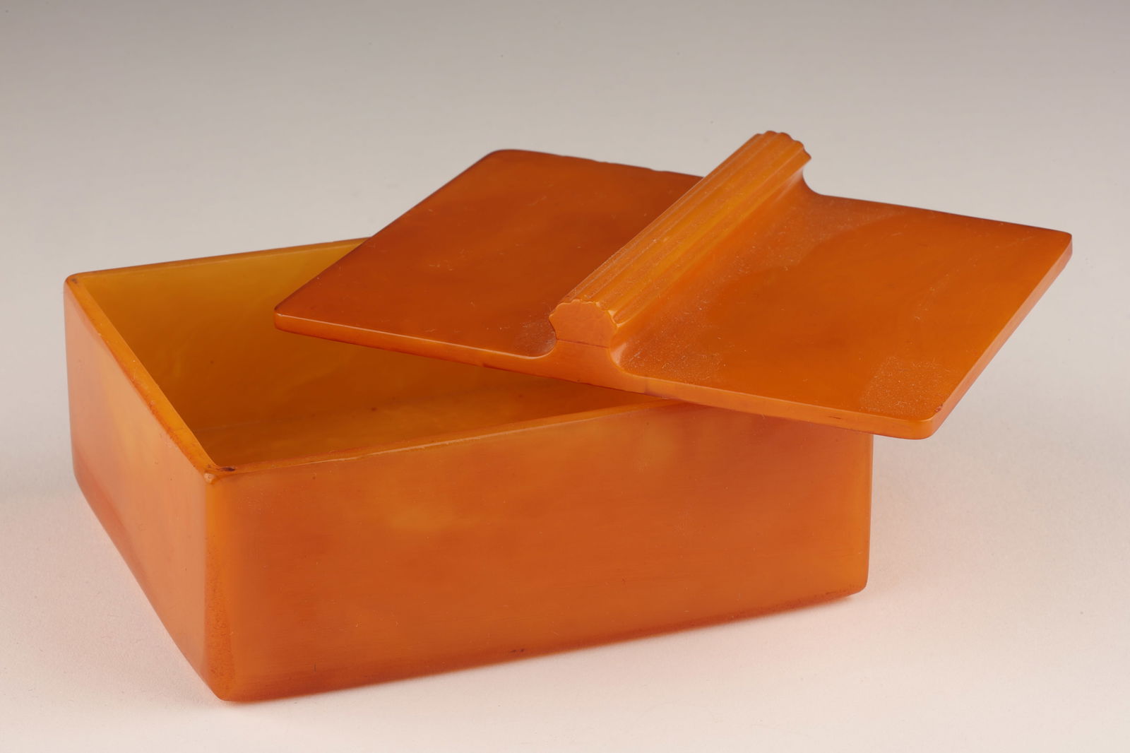 Art Deco Butterscotch Bakelite Trinket Box (1 of 4)
