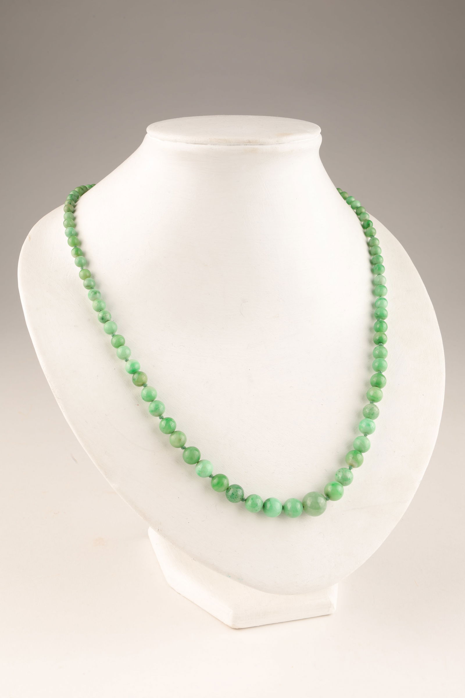 Chinese Graduated Jade Beads Necklace 14K Clasp (1 of 7)