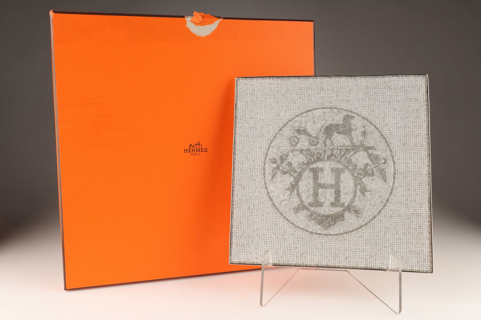 Hermes Mosaique Au 24 Platinum Square Plate No. 5: Hermes Porcelain Mosaique Au 24 Platinum Square Plate No. 5. New in box, made in France. Plate measures 9.25 x 9.25 inches, box measures 13 x 13 x 1.25 inch H. Benoit Pierre Emery's design and geometr