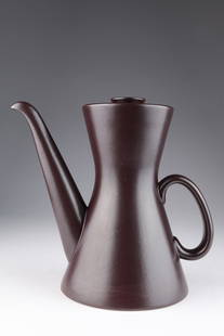 Gustavsberg MCM Stig Lindberg Tea Coffee Pot 1955: Swedish Mid-Century Modern brown glazed tea or coffee pot from the Terma series manufactured by Gustavsberg Pottery of Sweden, this model was designed by Stig Lindberg for the 1955 Arts and Crafts Exh