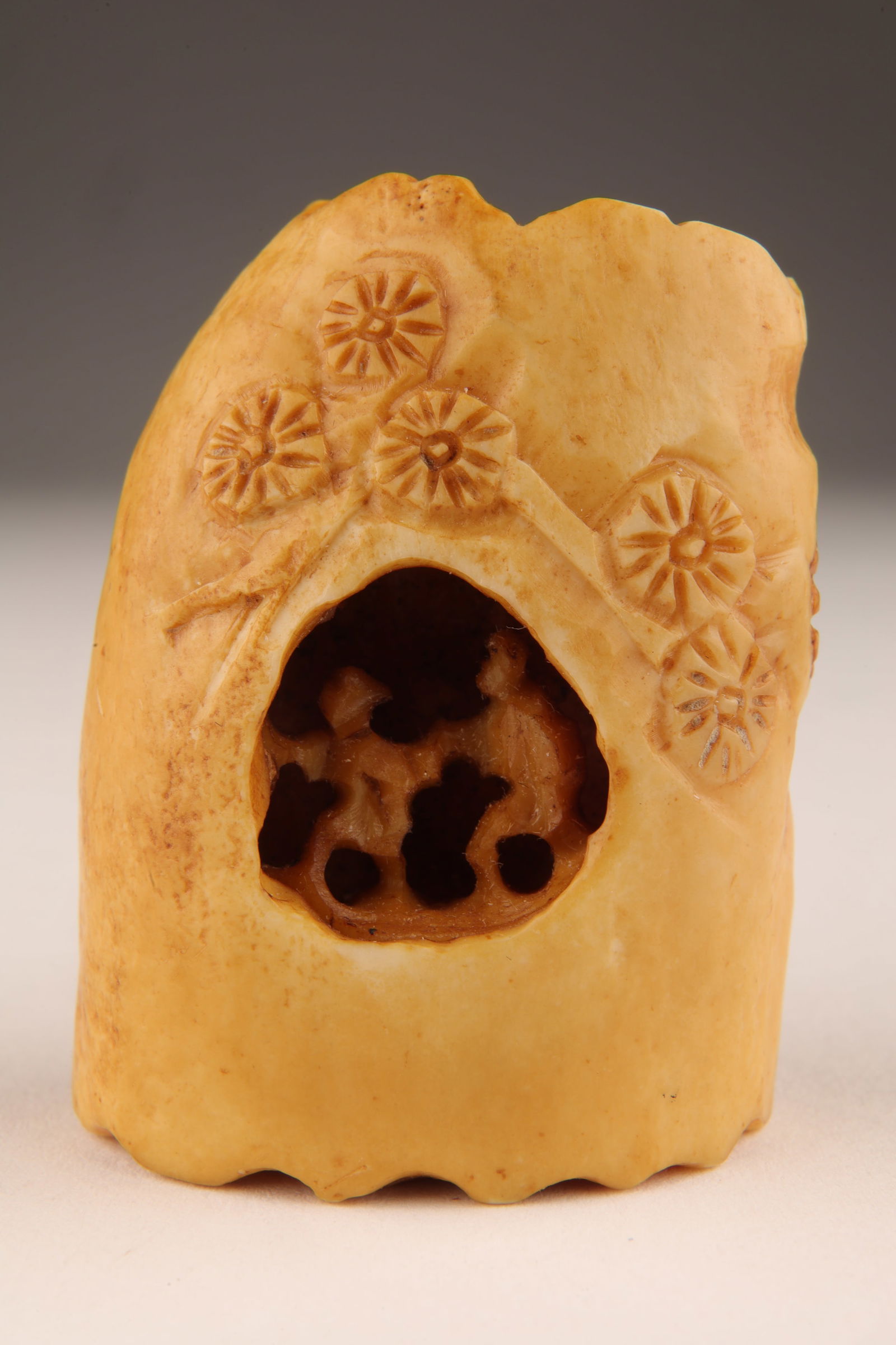 Japanese Carved Signed Netsuke Figures Tree Stump (1 of 7)