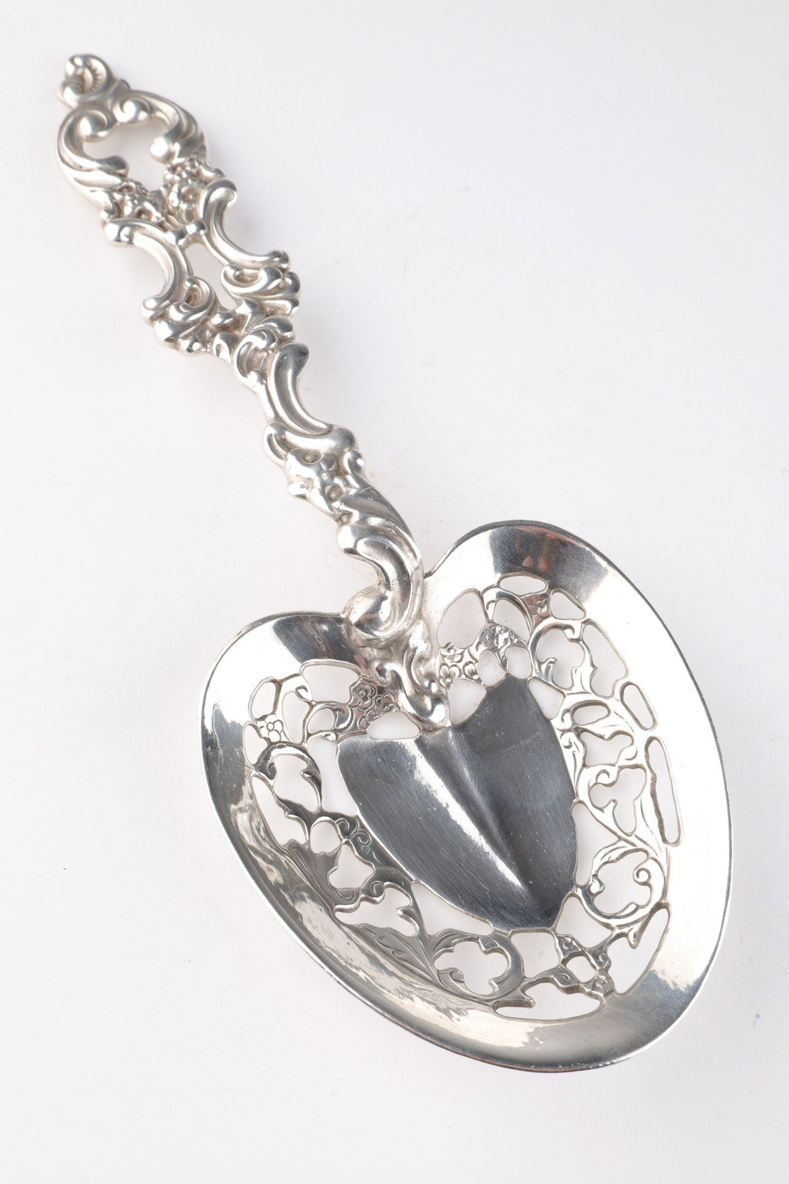 Antique Art Nouveau Sterling Silver Serving Spoon: Antique Art Nouveau Sterling Silver Serving Spoon. 109 grams, 8.25 inches L x 3 W. Marked sterling on verso.