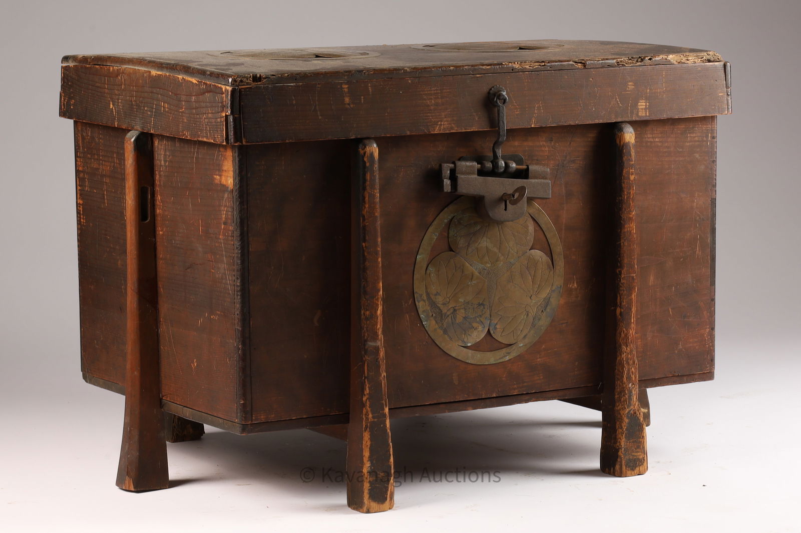 Japanese Samurai Karabitsu Hitsu Tokugawa Mon: Very rare six-legs Karabitsu / Hitsu box to store a samurai armor. Comes with the original lock and key. Decorated with Tokugawa Ieyasu (1543-1616) mons in brass. Tokugawa was the first Shogun of the