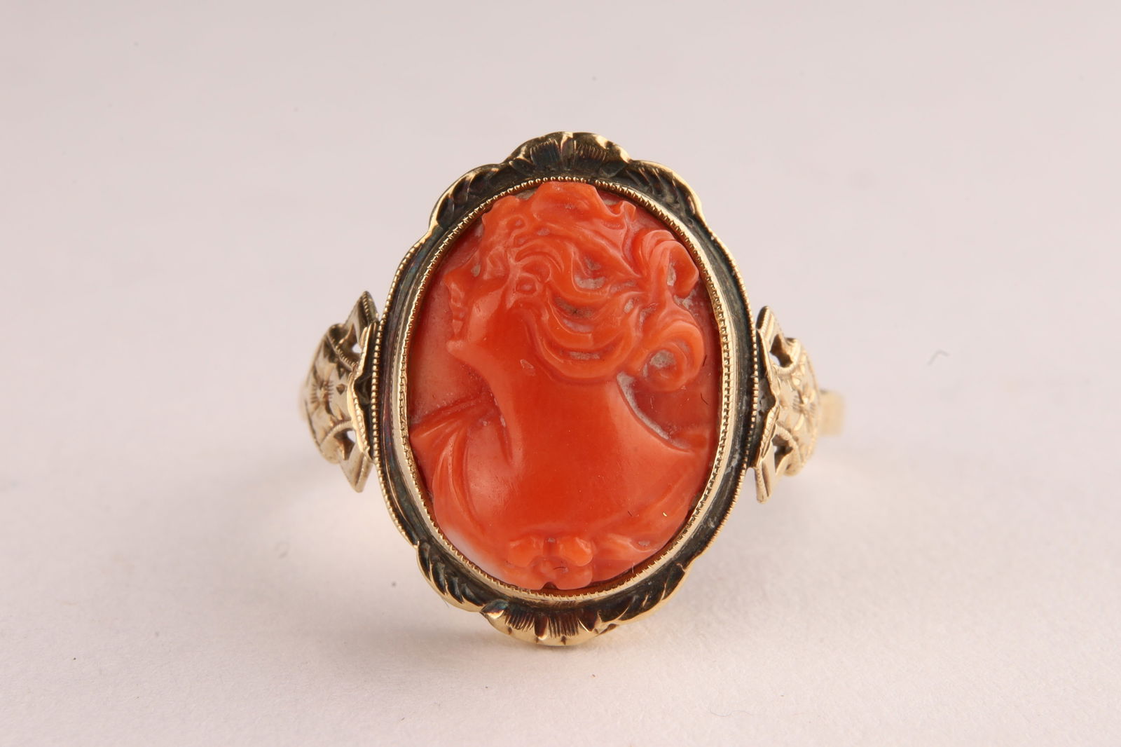 10K Gold and Carved Cameo Shell Ring Size 7 (1 of 6)