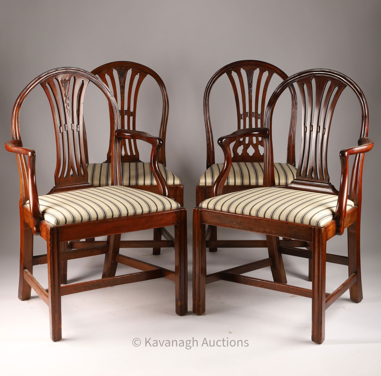 Near Set of 4 Georgian Hepplewhite Mahogany Chairs (1 of 8)