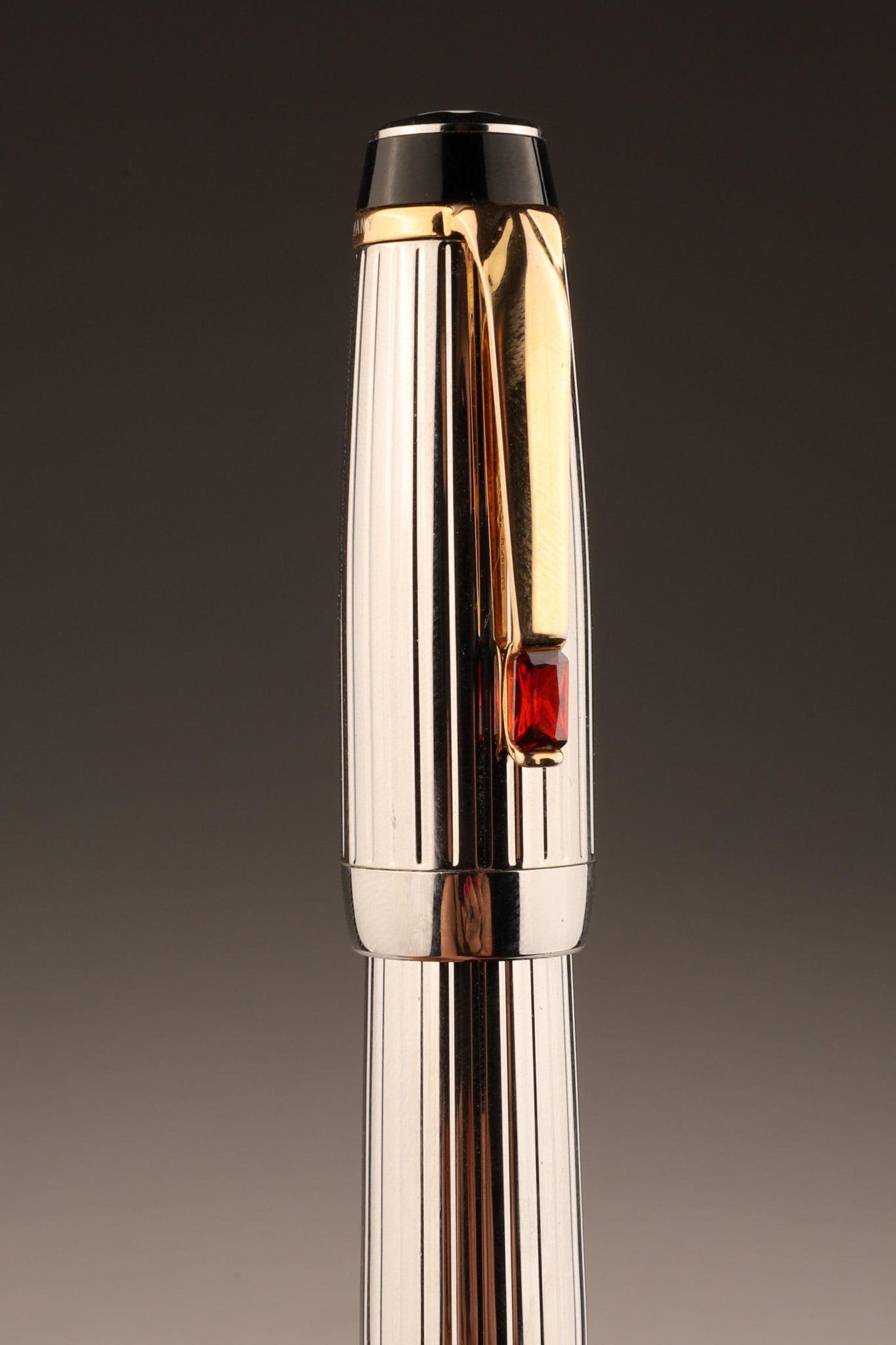 Mont Blanc Boheme Roller Ball Pen Silver Barrel (1 of 10)