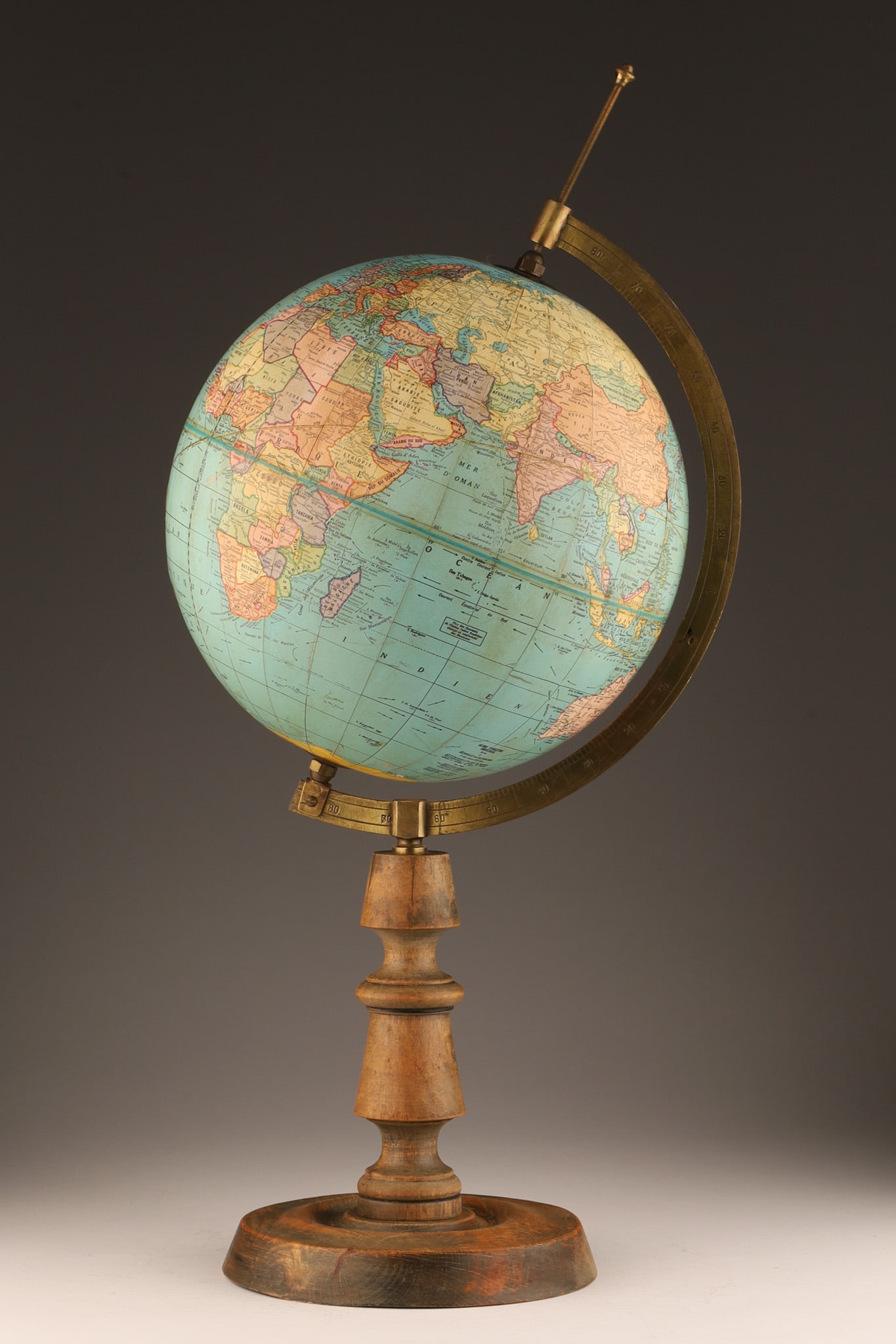Globe Terrestre Universel George F. Cram Wood Base (1 of 5)