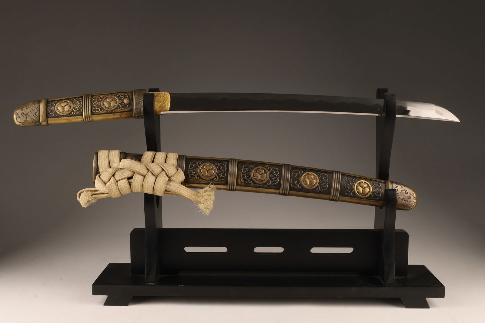 Japanese Antique Nihonto Sword Tsunanobu Koshirae: Rare Japanese Antique Nihonto Sword with Ezo Ainu Koshirae. A gift from Lord Tokugawa. Marked Touto Akama Tsunanobu (August 1820) Sengoku period. Decorated with Gold family crest, Trefoil Aoi mon (Tok