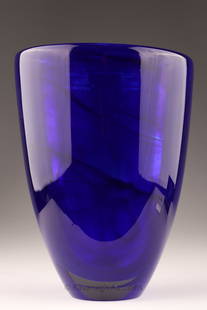 Kosta Boda Atoll Cobalt Blue Art Glass Vase: Kosta Boda Atoll Cobalt Blue Art Glass Vase. 7.75 inches H x 5.75 W. With original sticker and etched label on base.