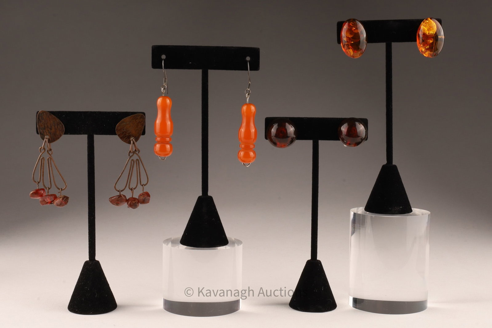 A lot of 4 Amber Earrings: A lot of 5 earrings composed of the following: a first pair of clip earrings with round cabochon amber of 18mm diameter. A pair of clip earrings with oval cabochon amber of 16 x 24mm. A pair of clip e