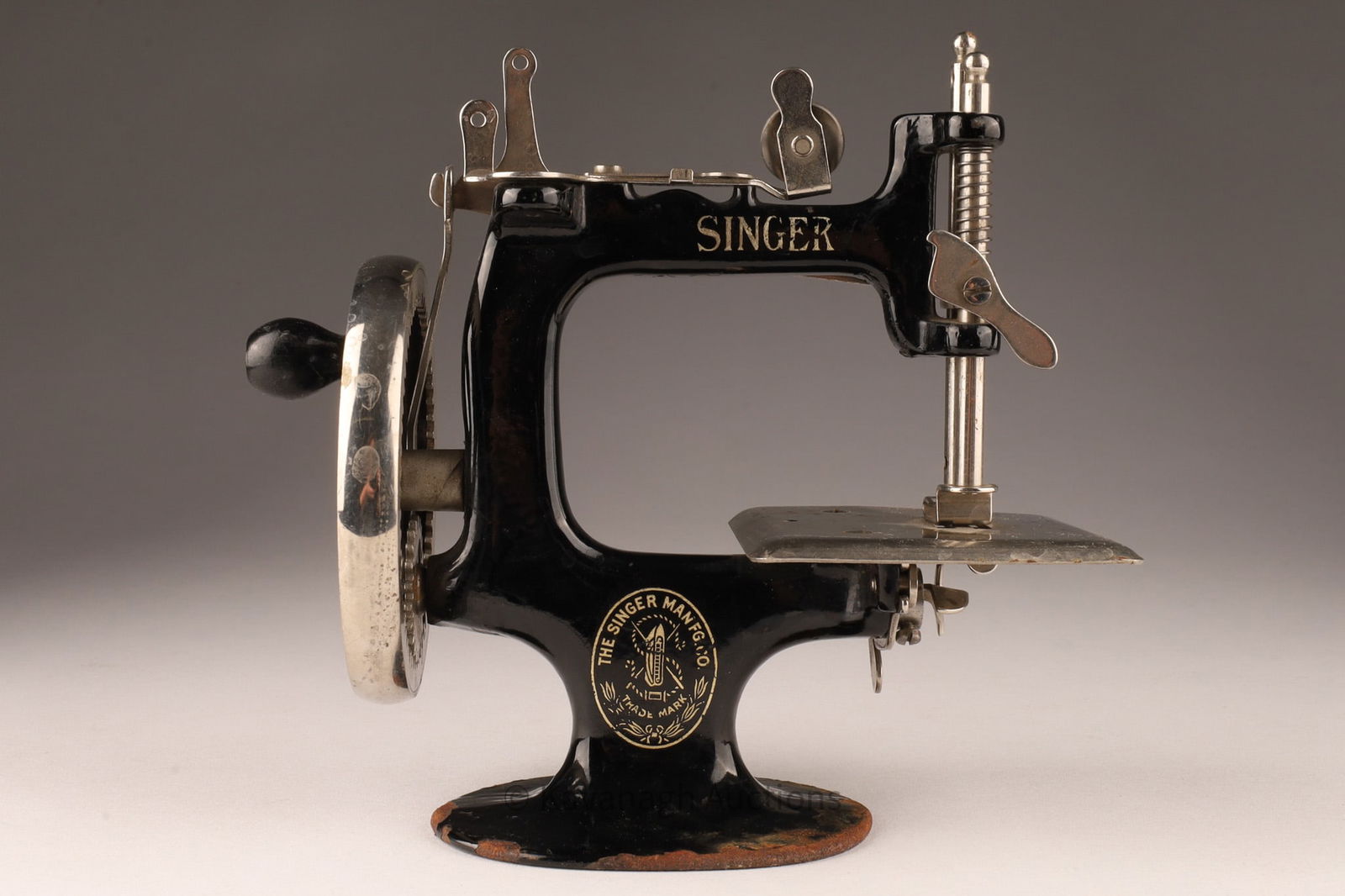 Vintage Cast Iron Miniature Singer Model 20 Sew Handy Child’s Toy Sewing Machine (1 of 7)