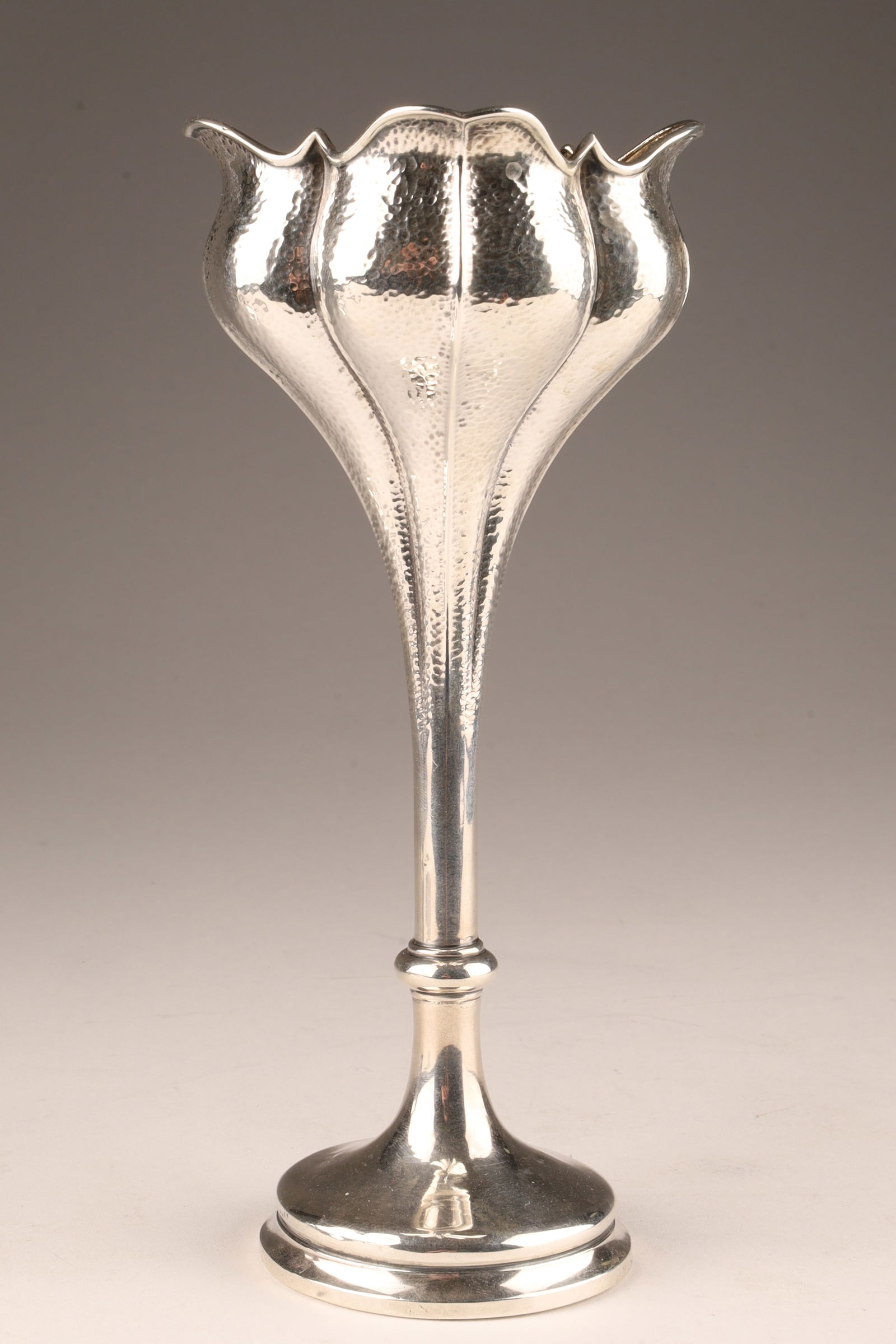 Art Nouveau Hammered Silver Flower Vase, Birmingham 1901 Henry Matthews (1 of 10)