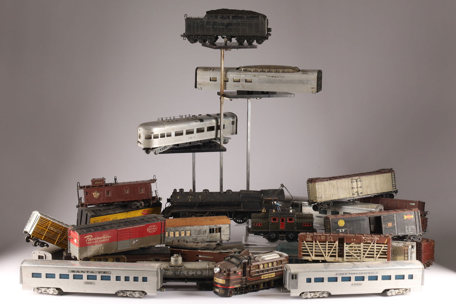 Lot of Antique Toy Trains Parts, Locomotives, Freight, Passenger Cars (1 of 15)