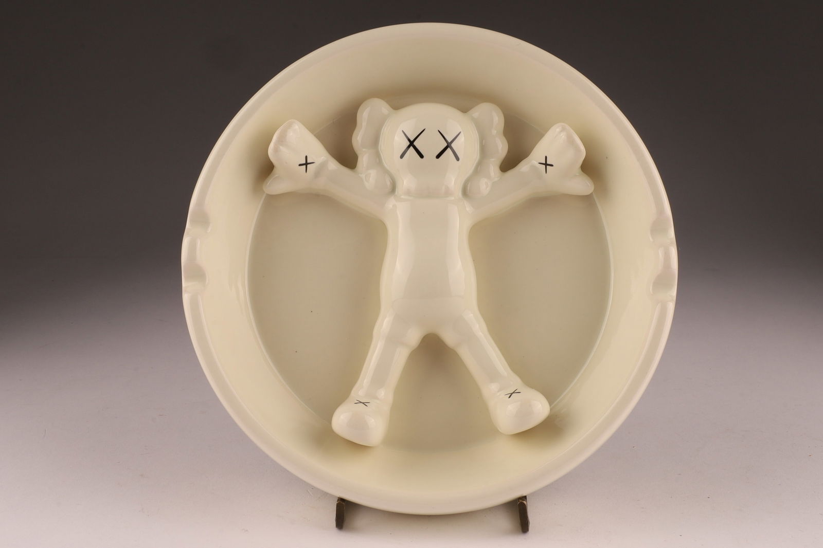 Kaws X Gallery 1950 Original Fake Ashtray Kaws X Gallery 1950 Original Fake Ashtray