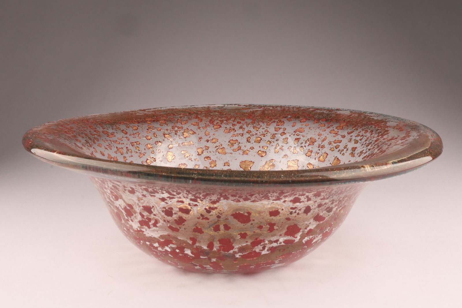 BAROVIER & TOSO Murano Porpora Art Glass Bowl, Iridescent: This Barovier & Toso bowl, in pink with gold inclusions, showcases the porpora technique. Measuring 11 inches W x 4H. From the collection of a prominent glass collector from Toronto.