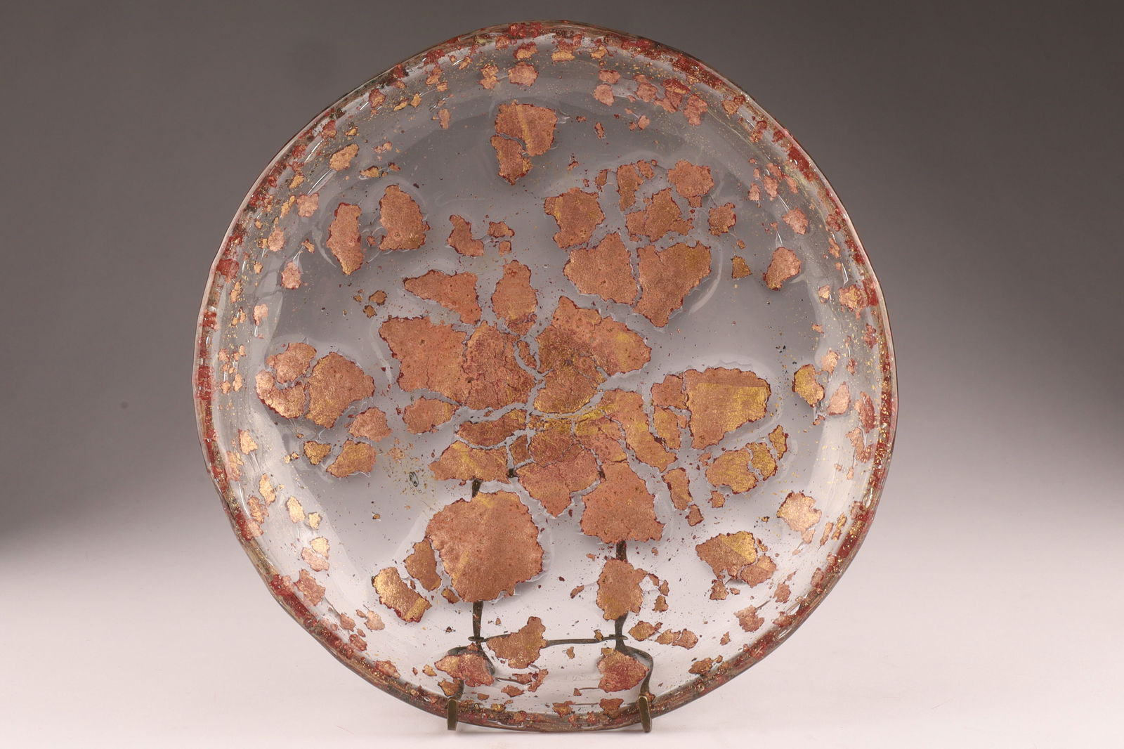 BAROVIER & TOSO Murano Porpora Art Glass Charger Plate: This Barovier & Toso shallow bowl or plate, in pink glass with gold inclusions, features the porpora technique. Measuring 8 inches diameter. From the collection of a prominent glass collector from