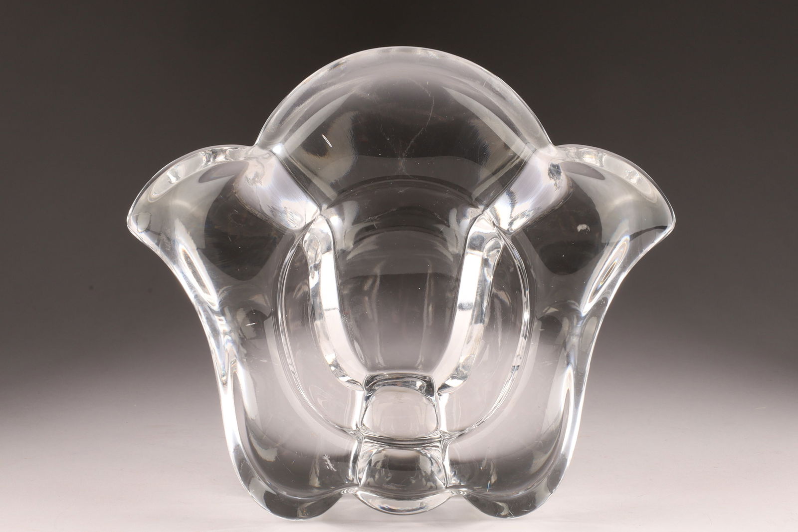 Mid Century Art Glass Fleur de Lis Vide Poche Lars Hellsten Orrefors Sweden: Mid Century Art Glass Fleur de Lis Vide Poche Vase Lars Hellsten Orrefors Sweden. Signed on base, measuring 7 x 8 x 2.5 inches H.