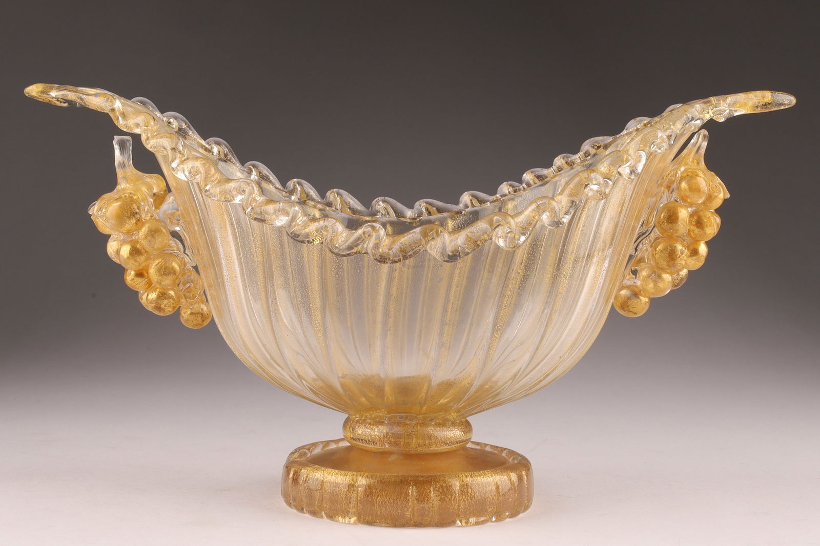Ercole Barovier (1889-1974) for Barovier & Toso Murano Cordonato d'Oro Glass Bowl C. 1940s: Barovier & Toso Murano glass bowl from the Cordonato d'Oro series, designed by Ercole Barovier circa 1940s featuring a ribbed, shell shape bowl with applied handles in the form of grape clusters