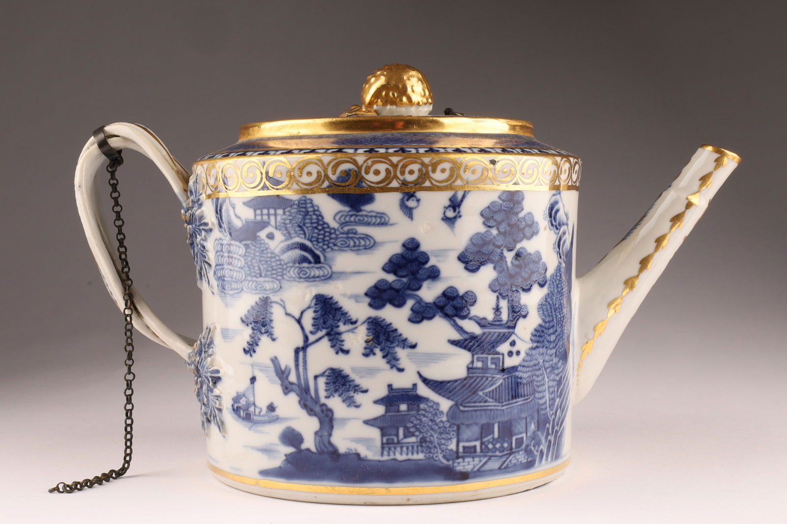 Antique 18th C Chinese Export Nanking Porcelain Blue and White Teapot with Gilt Decoration: Antique 18th C Chinese Export Nanking porcelain Blue and White teapot. Hand painted blue and white with original gilt decoration, drum form with cross over two-part handle, flush lid with berry finial