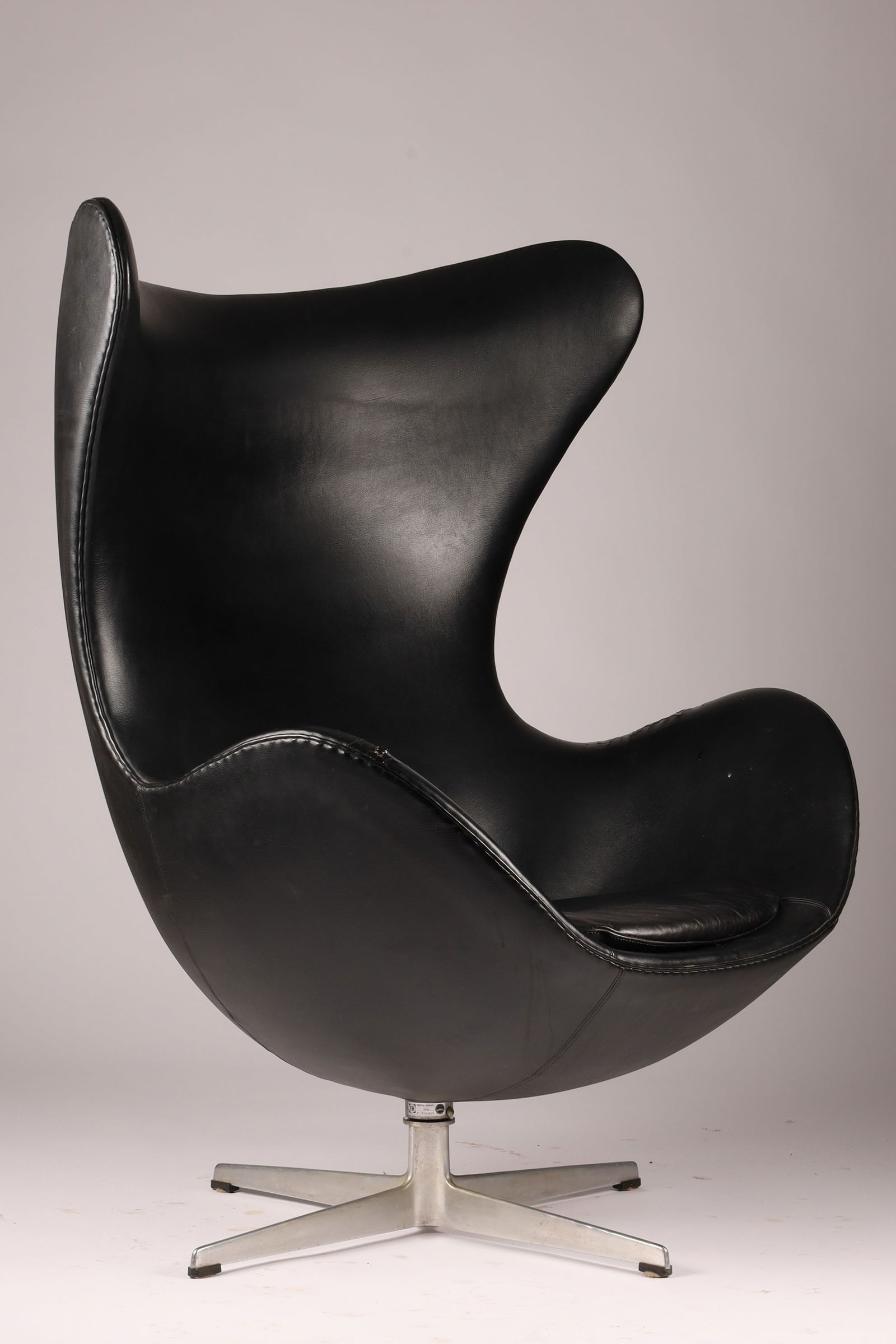 Mid Century Arne Jacobsen Egg Chair in Black Leather for Fritz Hansen (1 of 11)