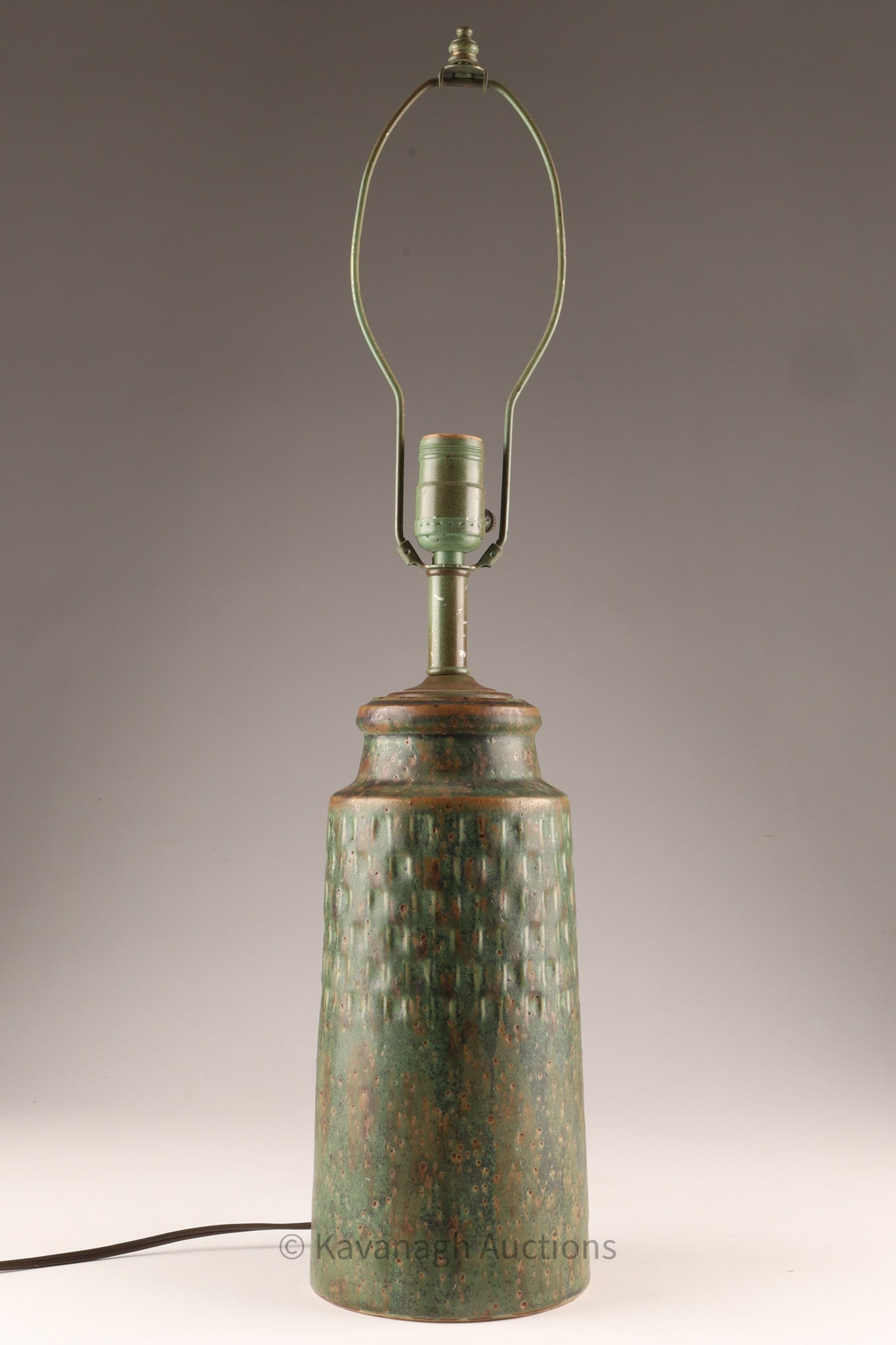 Mid-Century Modern Erik Ploen Pottery Table Lamp, Cylindrical Ceramic Base with Mottled Glaze: A mid-century modern table lamp featuring a tall cylindrical base in glazed ceramic, characterized by a richly variegated surface of deep green, brown, and ochre tones. Lamp is signed Erik Ploen