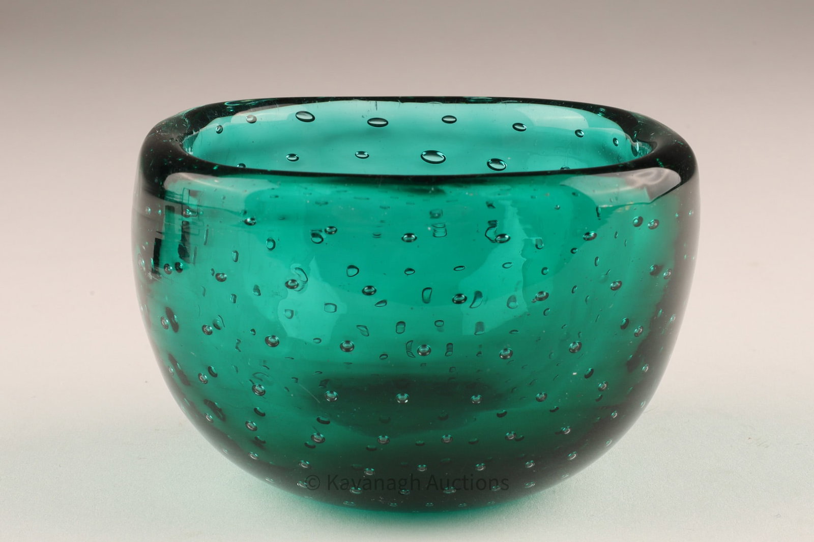 Carlo Scarpa Era Venini Murano Bollicine Glass Bowl, Emerald Green, Signed, circa 1938–1946: A finely executed Murano glass bowl produced by Venini & C. during the Carlo Scarpa period, rendered in richly saturated emerald-green glass with dense internal bollicine (controlled bubble inclus