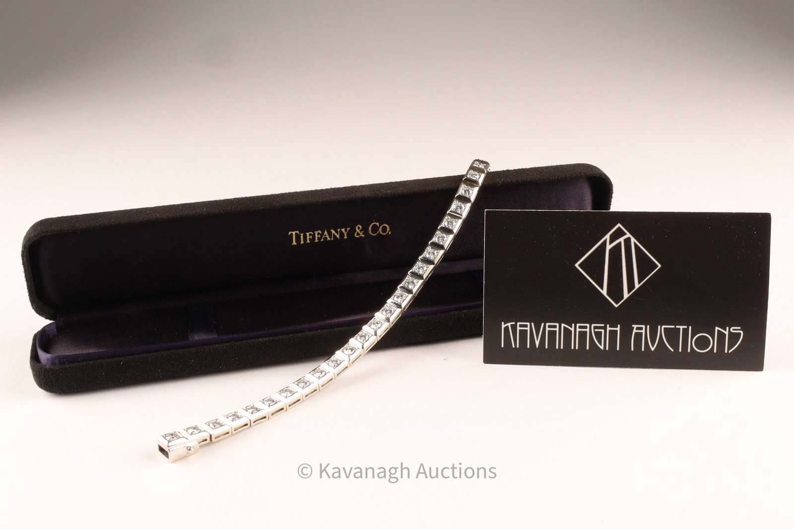 Large Art Deco Style White Gold Diamond Tennis Bracelet, 6.50 Carats - 3