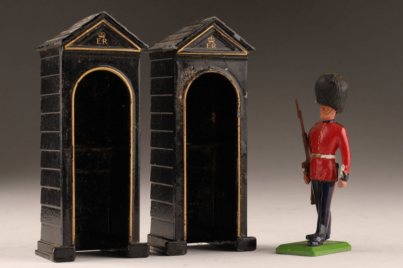 Set of W. Britain Metal Toys, featuring a Scots Guard figure and sentry boxes (1 of 7)