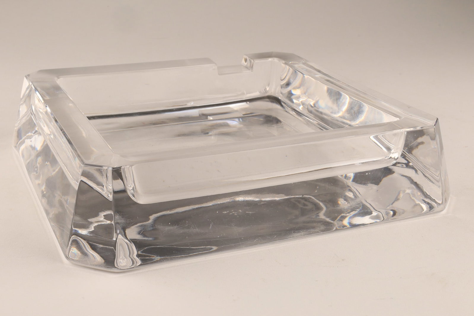 Modernist Cibi Crystal Ashtray by Arnolfo di Cambio Italy, designed by Cini Boeri: A crystal Cibi ashtray or catch-all dish from the historic Italian brand Arnolfo di Cambio designed by Cini Boeri. Characterized by its heavy, clear crystal construction and clean, geometric lines con