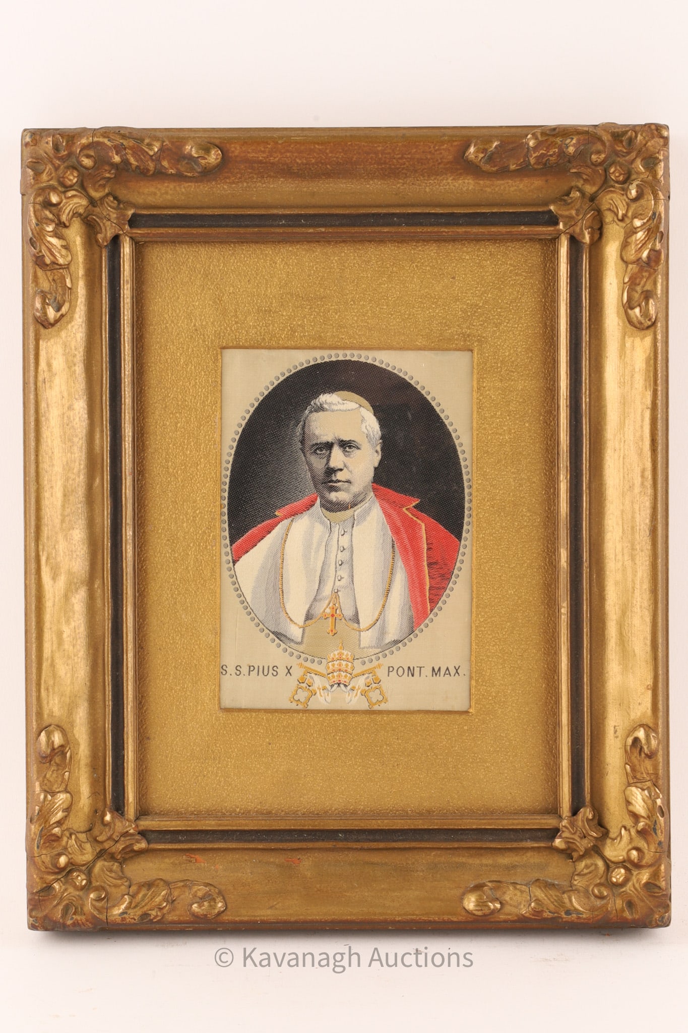 Antique Woven Silk Portrait of Pope Pius X (S.S. Pius X Pont. Max.), Framed: A finely executed devotional portrait of Pope Pius X, rendered as a woven silk image in an oval format. The pontiff is depicted in traditional papal attire, including white cassock and red mozzetta, w