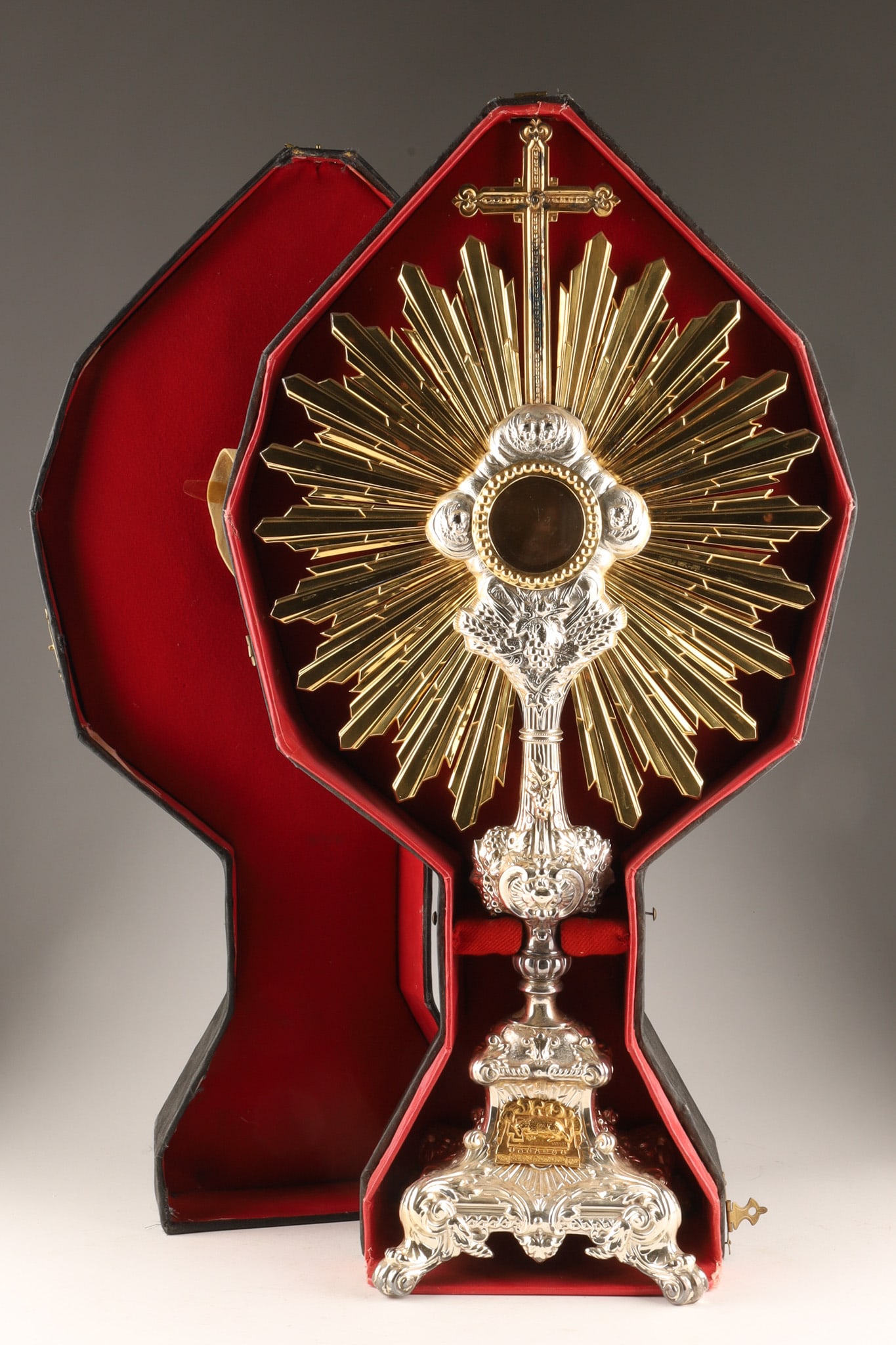 Large French 19th C Monstrance or Ostensorium, Hallmarked: A 19th-century French monstrance, also known as an ostensorium, with sterling silver luna, hallmarked with minerva.It features a sunburst design, commonly known as a Gloria, designed to hold a consecr