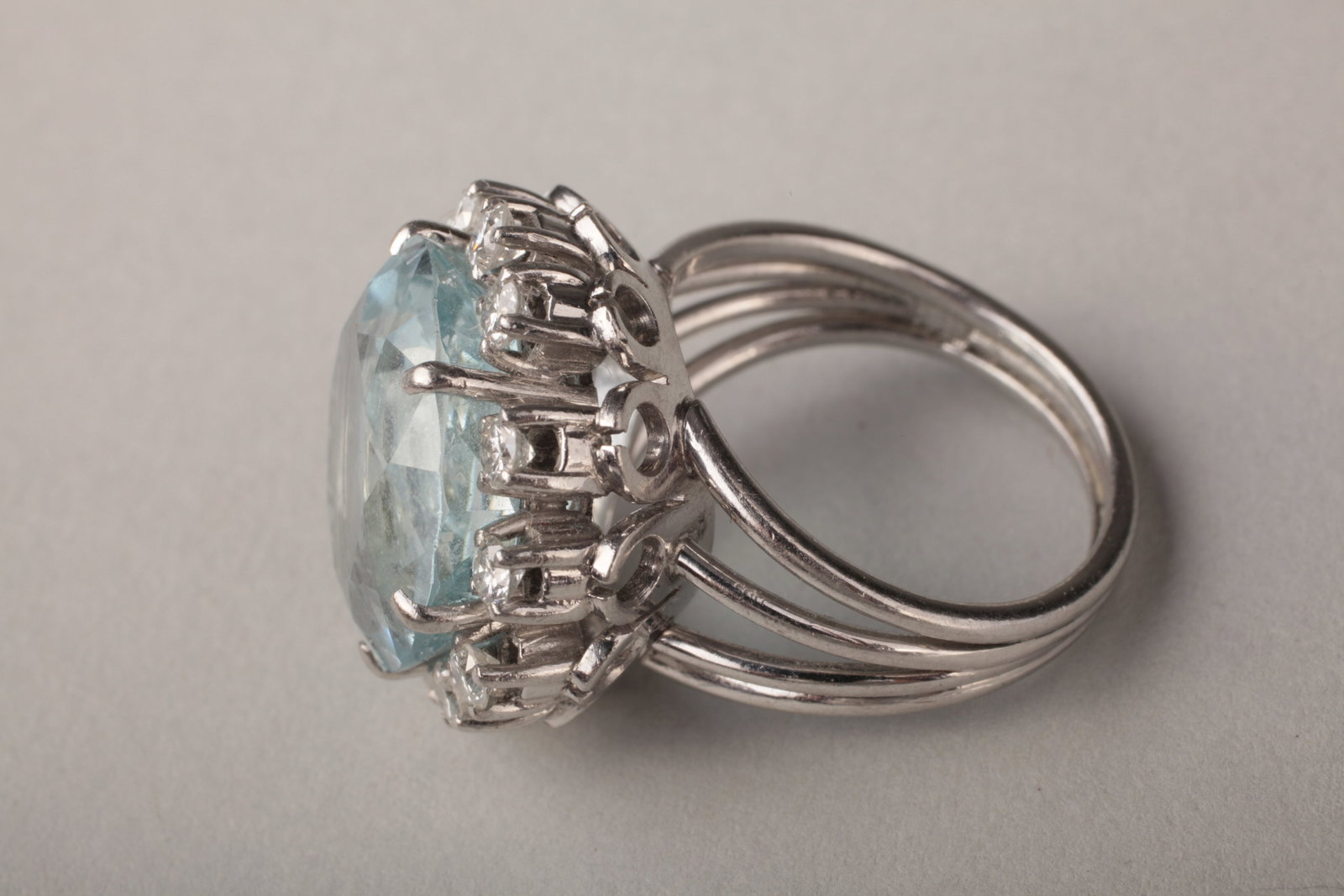 Mid-Century 18K White Gold Aquamarine & Diamond Cocktail Ring, c. 1950–60s - 2