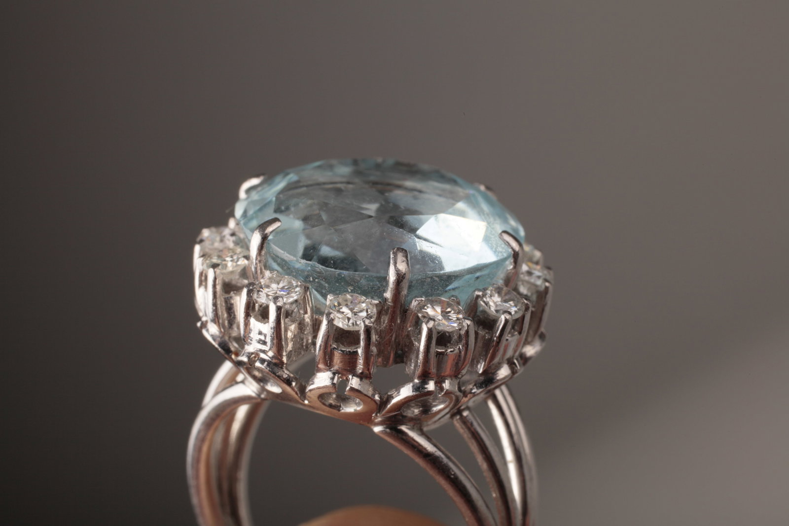 Mid-Century 18K White Gold Aquamarine & Diamond Cocktail Ring, c. 1950–60s - 3