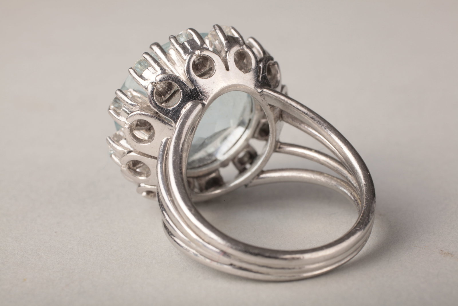 Mid-Century 18K White Gold Aquamarine & Diamond Cocktail Ring, c. 1950–60s - 4