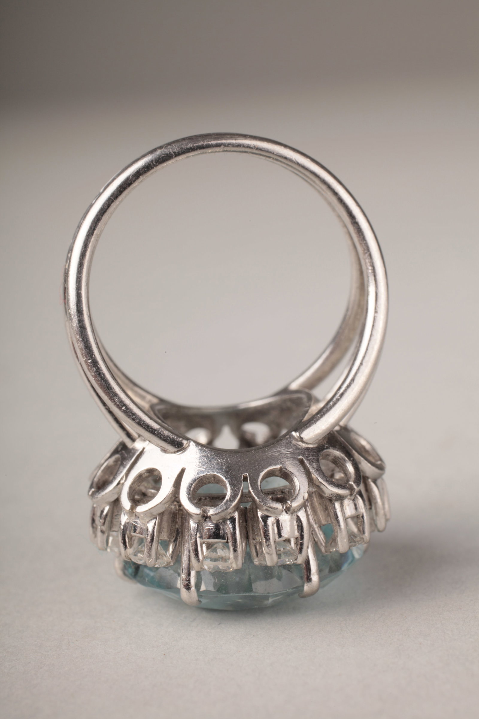 Mid-Century 18K White Gold Aquamarine & Diamond Cocktail Ring, c. 1950–60s - 5