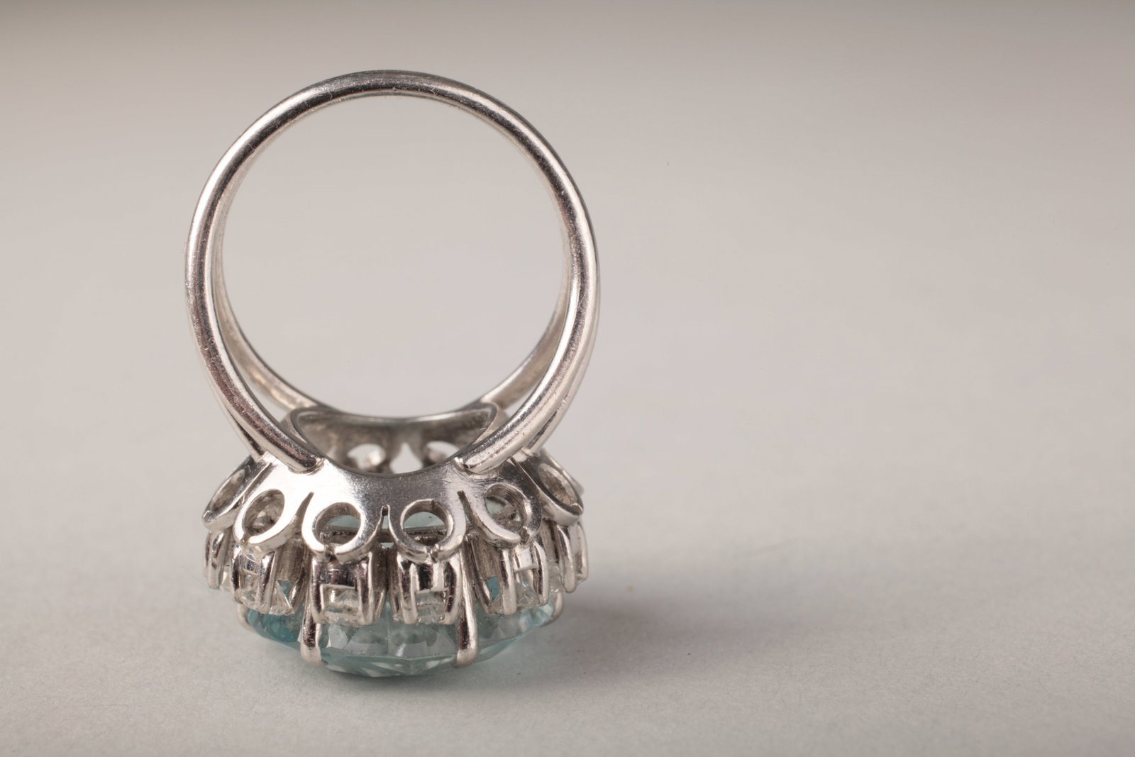 Mid-Century 18K White Gold Aquamarine & Diamond Cocktail Ring, c. 1950–60s - 6