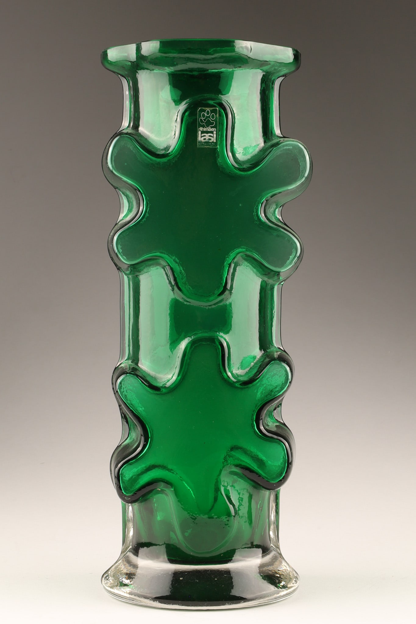 MCM Emerald Kasperi Vase Erkkitapio Siiroinen for Finnish Riihimaen Lasi Glassworks: A Mid Century Emerald Green Art Glass Kasperi Vase designed by Erkkitapio Siiroinen for Riihimaen Lasi in Finland. With original sticker. Dimensions: 11.75 inches H x 5 W x 3.5 deep.